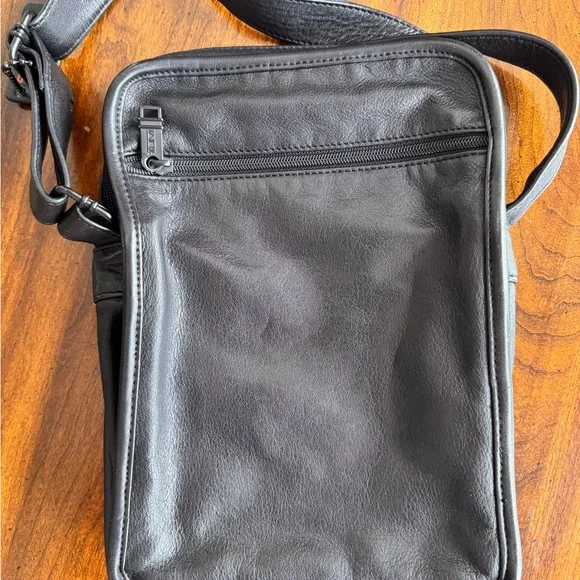 RARE! TUMI black Napa leather crossbody bag w/adjustable shoulder strap. - Picture 6 of 9